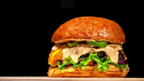 Side Close Up Of A Burger Rotating tomato, close-up view lettuce and mayonnaise Video stock 336579351