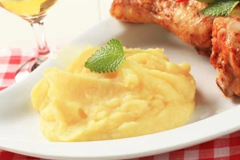 Side dish - Mashed potato served with roasted chicken drumsticks Stock Photos