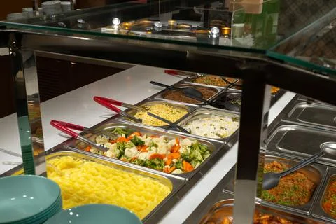 Side dishes on the serving line, self-service restaurant. steamed vegetables Foto stock
