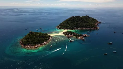 Side Drone Flight Over Koh Nang Yuan Island and Sandbar 库存影片 337344477
