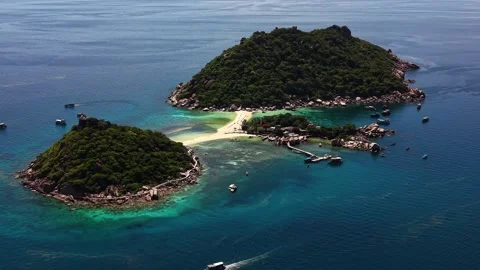 Side Drone Flight Over Koh Nang Yuan Island and Sandbar Vidéo 337344506