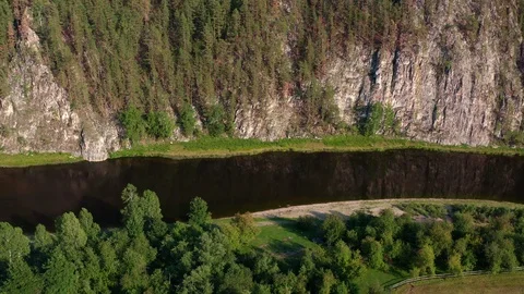 Side flight of a copter along a rocky mountain range. 스톡 동영상 116604101