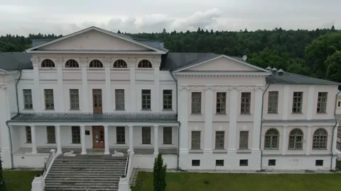 Side flight drone view of Dubrovitsy estate Vidéo 327857996