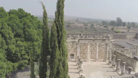 Side-fly over Ancient synagogue in Capernaum. Israel. GOPR1895-06 스톡 동영상 104507141