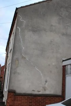 Side of house with cracked render Stockfoto's