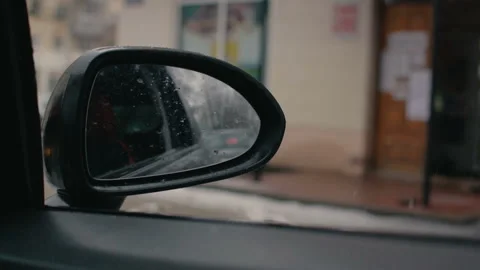 Side mirror of the car. Reflection rear view. Vídeo Stock 105066245