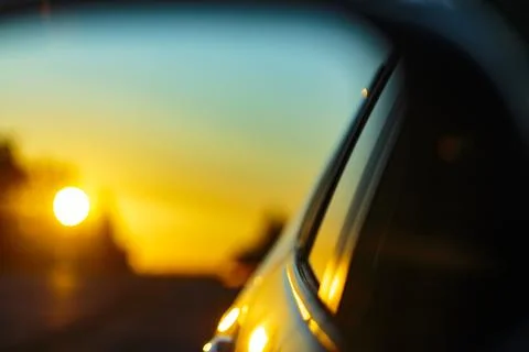 Side mirror reflection of the sun on Interstate 90 at dusk, Cle Elum 스톡 사진