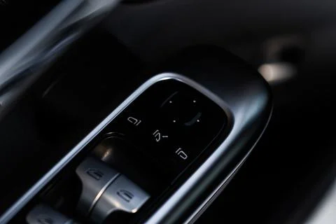 Side mirrors control panel on side door. Car driver adjust side mirror contro Foto stock