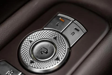 Side mirrors control panel on side door. Car driver adjust side mirror contro Foto stock