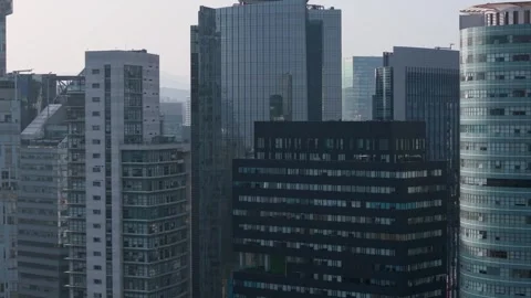 Side-moving drone shot with parallax depth over Santa Fe’s modern structures Vídeo Stock 321674006