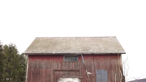 Side of old red barn Vídeos de archivo 71898286