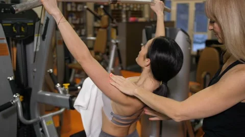 Side plan. The trainer conducts training for the skater girl 4K Slow Mo Video stock 100259326