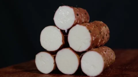 Side profile close-up of a pile of fresh Chinese yams stacked together. 库存影片 341835694