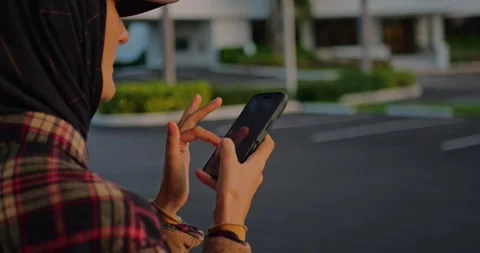 Side Profile Of Muslim Person Using Smartphone Outdoors... 库存影片 332509985