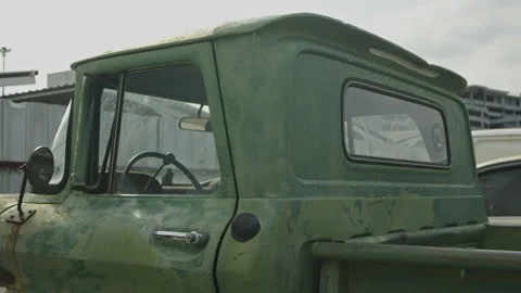 Side profile of a vintage green pickup truck Vídeo Stock 335732183