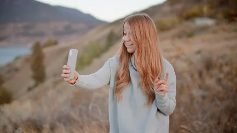 Side profile, wrap, of female content creator taking social media story 库存影片 209351493