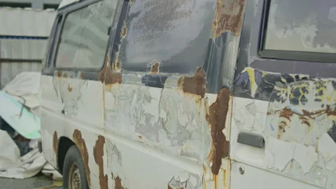 Side of rusted van with peeling paint Video stock 347035201