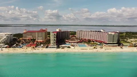 Side-scrolling shot of a hotel/resort in Cancun, Mexico Stockbeeldmateriaal 280367192
