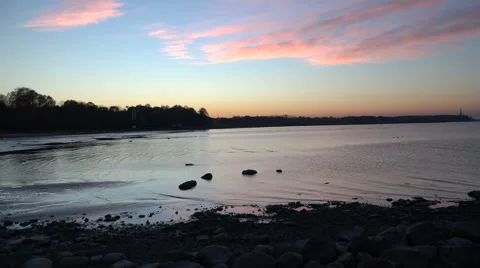 Side of the sea. Raspberry sunset. Vídeo Stock 56378233