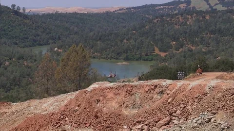 Side shot of a dynamite explosion clearing a water channel at the Oroville dam Vídeo Stock 84891685