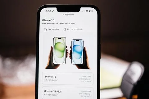 Side-by-Side Comparison: iPhone 15 vs. iPhone 15 Plus on Apple Inc.'s Webpage Stock Photos