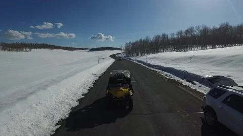 Side by Side Driving Down Snowy Road 库存影片 68208592