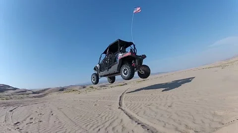 Side by Side OHV jumping in sand HD5518 Vídeo Stock 12124979