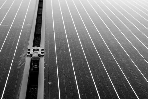 Side support bracked between solar panels on a new installation on a residential Foto stock