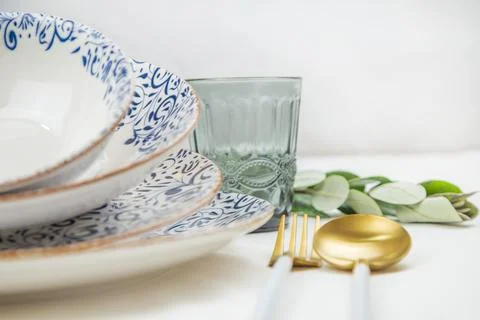 On the side there is a set of plates of different sizes with a white middle and Foto stock
