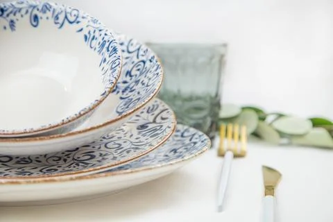 On the side there is a set of plates of different sizes with a white middle and Foto stock