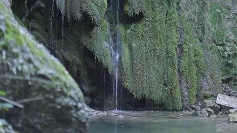 Side tracking up and down on the creek falls Video stock 83043733