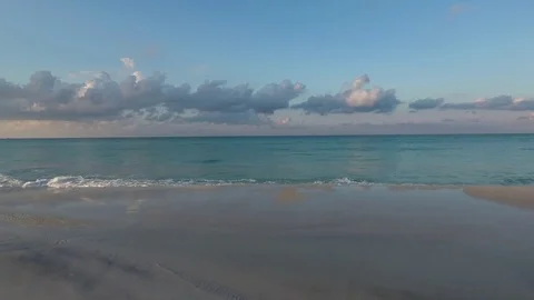 Side Tracking Drone Flight Emerald Green Waters Vidéo 82919296