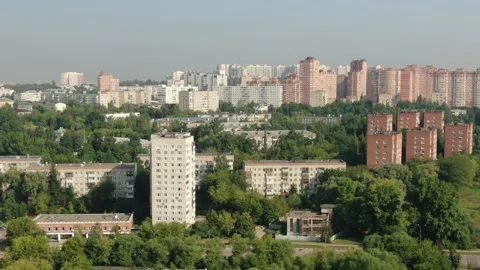 Side tracking drone shot above urban blocks Vidéo 325135405