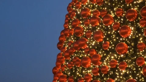 Side transition of a huge Christmas tree. 库存影片 100240056