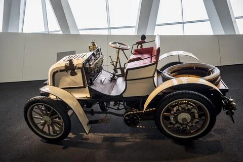Side view - 1900 Daimler Phoenix 23PS Rennwagen racing car classic retro ol.. Stock Photos