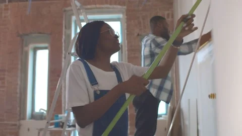 Side view of afro-american couple doing house renovation together Vidéo 142209684
