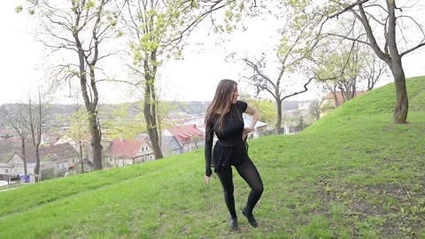 Side view of an amazing female dancer performing in a park Vidéo 236596864