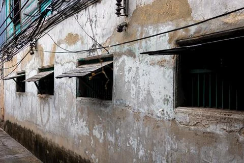 Side view of ancient building with classic windows in outdoor. Foto stock