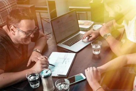 Side view and top. The company of three businessmen are discussing at the tab Fotos de archivo