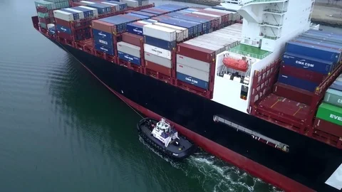 Side view of a APD ship and tug - Port of Oakland Vídeos de archivo 82216285
