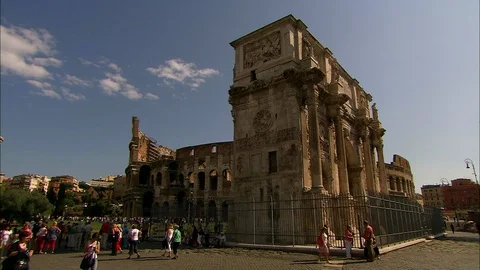 Side view of Arch of Constantine with Colosseum behind and crowds of people Video stock 95603112