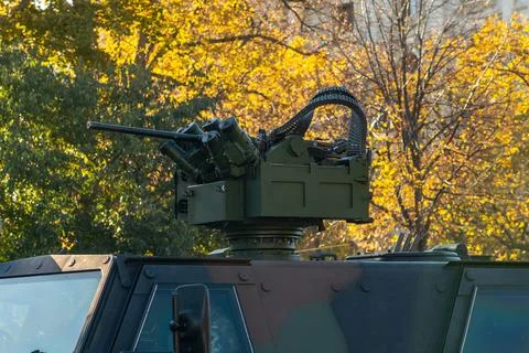 Side view of an armored vehicle with mounted weapons and a combat module. Stock-Fotos
