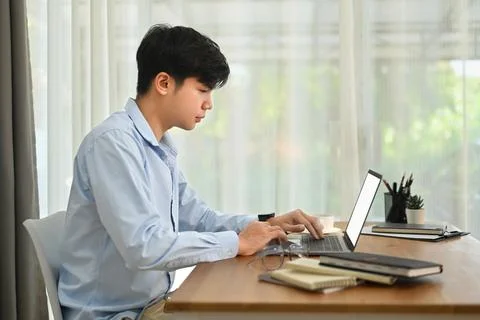Side view of asian man freelancer using laptop computer and working marketing Foto stock