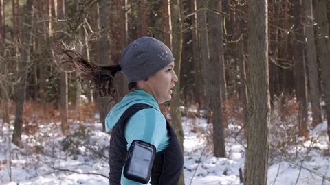 Side view of athlete running in winter 動画素材 88805191