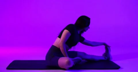 Side view of athletic young female exercising, stretching and doing yoga in a Vídeo Stock 233404041