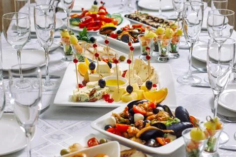 Side view of a banquet table. Stockfoto's