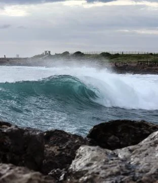 Side view of a beautiful clear wave that is just flipping and falling into th Stock Photos