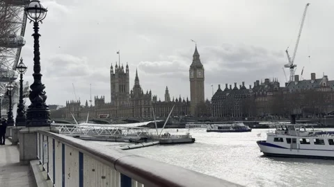 Side View of Big Ben and Houses of Parliament from Thames Riverside with Boats Vidéo 331822492