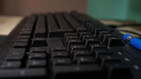 Side view of a black desktop keyboard. Re+pág Av-Pág Stock Photos