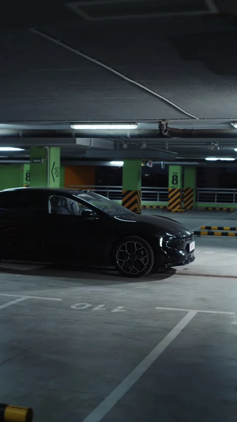 Side view of black electric car parked in underground garage Vídeos de archivo 318418040